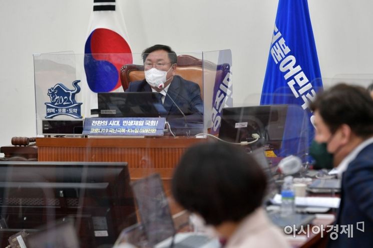 김태년 더불어민주당 대표 권한대행이 15일 국회에서 열린 화상의원총회에 참석, 모두발언을 하고 있다./윤동주 기자 doso7@