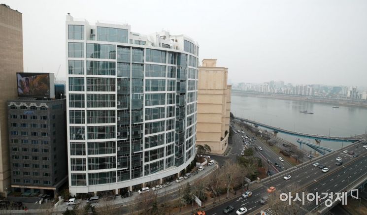 15일 전국에서 가장 비싼 아파트로 집계된 서울 강남구 '더펜트하우스청담' 전경. 이날 국토교통부에 따르면 더펜트하우스청담(407.71㎡)은 올해 공시가격이 163억2천만원으로 평가돼 전국 공동주택 중 가장 비싼 주택으로 등극했다. 평당가로 계산하면 1억3천200만원이다./김현민 기자 kimhyun81@