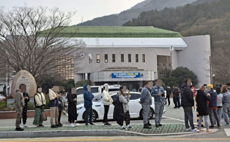 경남 거제시에 목욕탕과 유흥업소에서 코로나 집단 감염이 발생하면서 15일 거제체육관에 차려진 선별진료소에 코로나19진단 검사를 받으려는 시민들이 줄을 서 차례를 기다리고 있다. [이미지출처=연합뉴스]