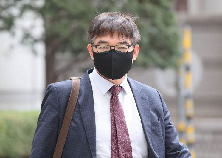 자녀 입시비리·사모펀드 관련 혐의로 1심에서 실형을 선고받고 구속된 정경심 동양대 교수의 변호인인 김칠준 변호사가 15일 오후 항소심 첫 재판이 열리는 서울 서초구 서울중앙지법에 출석하고 있다. [이미지출처=연합뉴스]