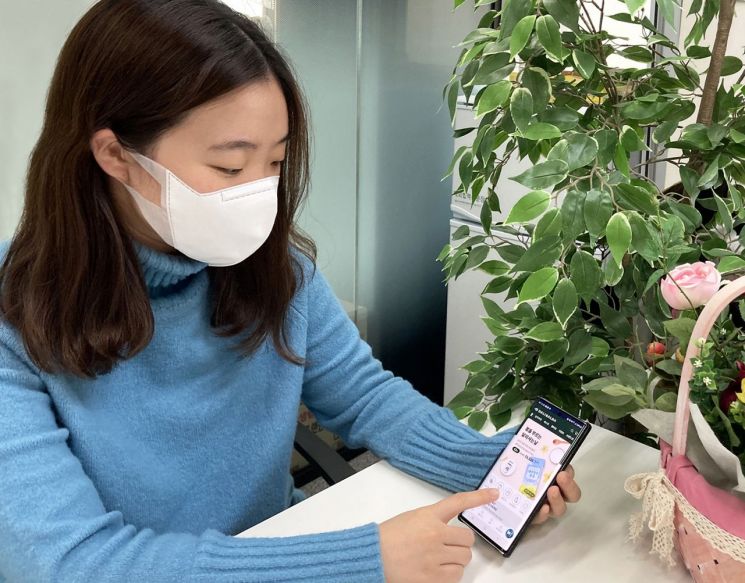 고객이 달리살다 온라인몰에서 상품을 살펴보고 있다.