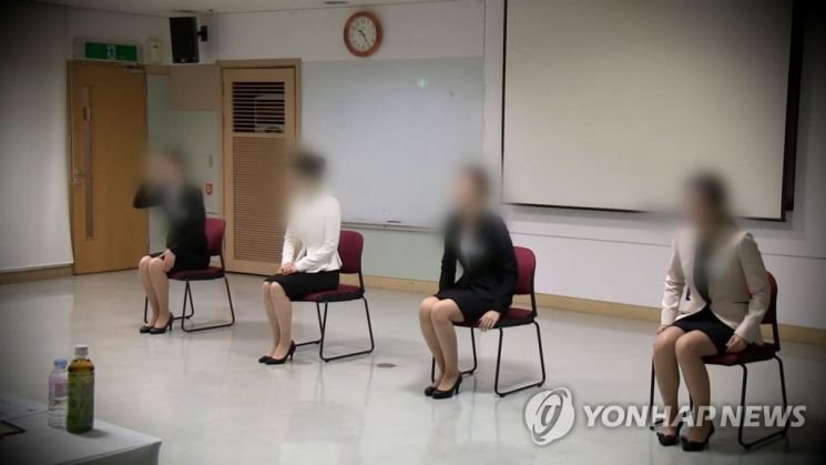 한 대기업의 경력직 채용 과정에서 면접관이 여성 응시자에게 던진 성차별적 질문은 '법 위반이 아니다'라는 고용노동부 판단이 나와 논란이 일고 있다. 사진은 기사 중 특정 표현과 무관./사진=연합뉴스