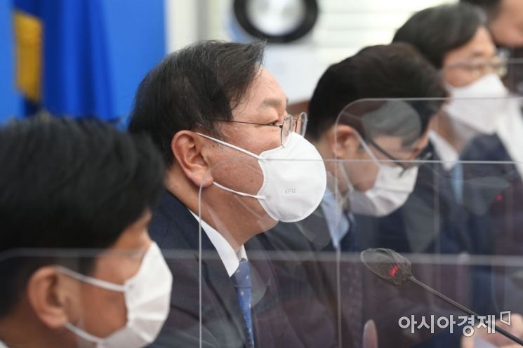 김태년 더불어민주당 대표권한대행이 16일 국회에서 열린 원내대책회의에 참석, 모두 발언을 하고 있다./윤동주 기자 doso7@