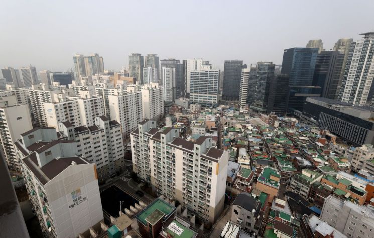 전국의 아파트 등 공동주택의 올해 공시가격이 작년보다 19% 넘게 오른다. 
    국토교통부는 '2021년도 공동주택 공시가격 안'을 16일부터 열람을 시작한다. 공동주택 공시가격안에 따르면 올해 전국 평균 공동주택 공시가격 상승률은 19.08%, 서울은 19.91%가 오르는 것으로 집계돼 공동주택 소유주의 재산세 부담이 늘어날 것으로 보인다.
    사진은 공동주택이 밀집해 있는 서울 마포구 공덕동 일대의 모습. <사진=연합뉴스>