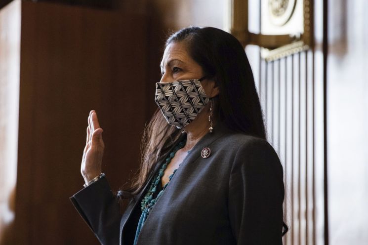 美 역사상 최초 원주민 출신 장관 탄생...뎁 할랜드 내무장관 인준  