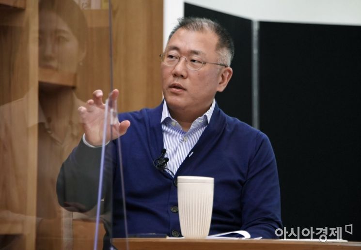 현대차그룹은 16일 정의선 회장(사진)이 참석한 가운데 그룹 임직원들을 대상으로 온라인 타운홀미팅을 개최했다고 밝혔다.