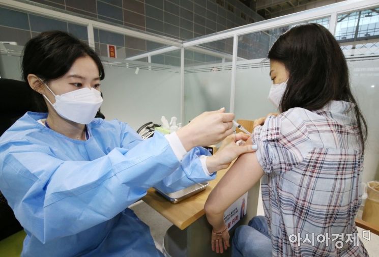 지난 17일 오전 충남 천안시 서북구 실내테니스장에 마련된 예방접종센터에서 실시된 지역 예방접종센터 모의훈련에서 접종대상자들이 백신을 접종받고 있다./사진공동취재단