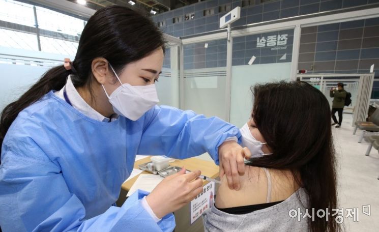 17일 오전 충남 천안시 서북구 실내테니스장에 마련된 예방접종센터에서 실시된 지역 예방접종센터 모의훈련에서 접종대상자들이 백신을 접종받고 있다./사진공동취재단