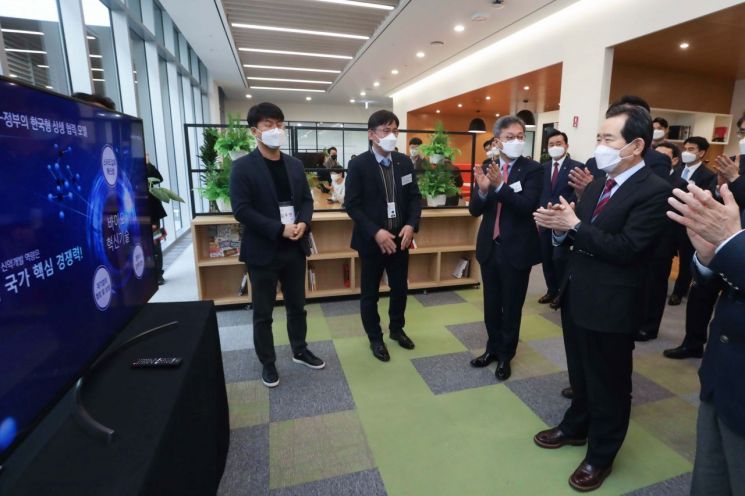 정세균 국무총리가 17일 서울시 강서구 마곡동 LG사이언스파크를 방문해 LG의 스타트업 육성 방안에 대해 설명을 듣고, 박수를 치고 있다.[사진=LG그룹 제공]