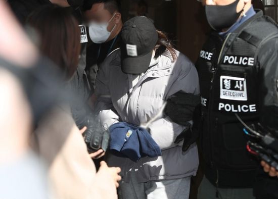 지난달 12일 경북 김천시 대구지방법원 김천지원에서 당초 B양의 친모로 알려진 C씨가 구속영장 실질심사를 받고 나오고 있다. /연합뉴스