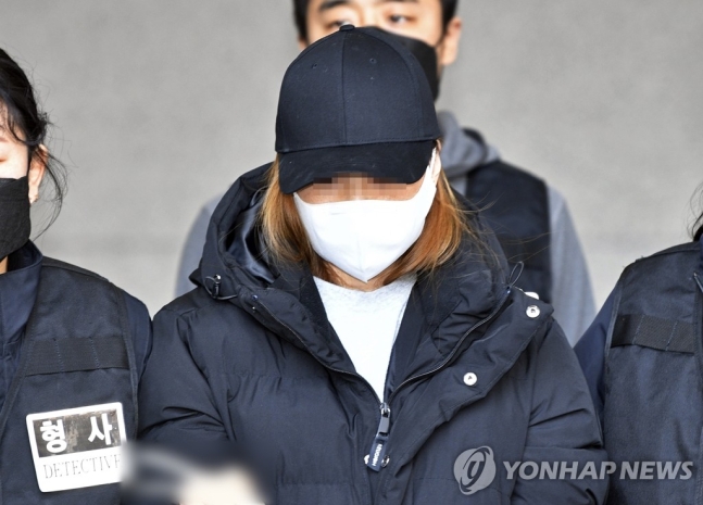 지난 17일 오후 경북 구미경찰서에서 석 씨가 호송 차량으로 이동하고 있다. 경찰은 이날 석씨를 미성년자 약취 혐의 외에 시체유기 미수 혐의를 추가해 검찰에 송치했다. / 사진=연합뉴스