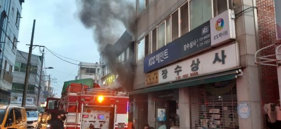 17일 오후 6시 28분께 전남 순천시 연향동 한 상가건물에서 불이 났다. 사진=독자 제공