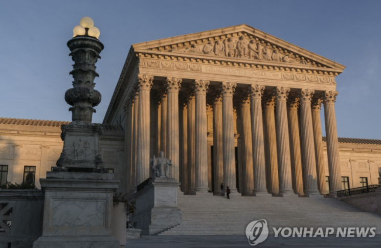 레스토랑 일자리를 약속하고 한국인 여성들을 미국으로 오게 한 뒤 여권을 빼앗고 매춘을 강요한 미국인 부부가 지난11일 재판에 넘겨졌다. 사진은 미국 대법원으로 기사의 내용과 직접적인 관련이 없음.