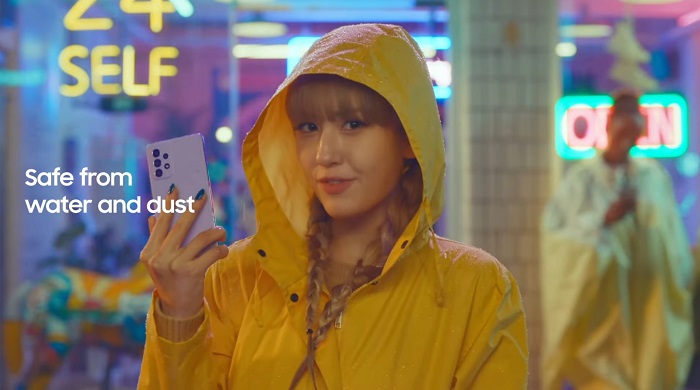 On March 17, singer Jeon Somi introduced the new 'Galaxy A' series products at the 'Samsung Galaxy Awesome Unpack' held online. (Photo by Samsung Electronics YouTube capture)