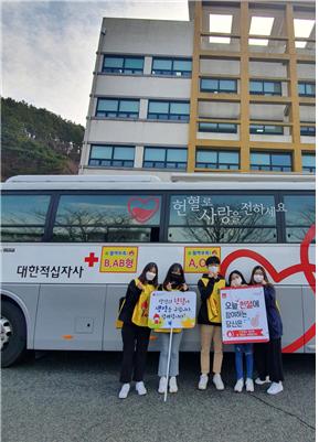 동명대사회봉사단 학생들이 헌혈 캠페인을 벌이고 있다.