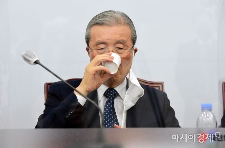 김종인 국민의힘 비상대책위원장이 18일 국회에서 열린 비상대책위원회의에 참석, 회의 도중 물을 마시고 있다./윤동주 기자 doso7@