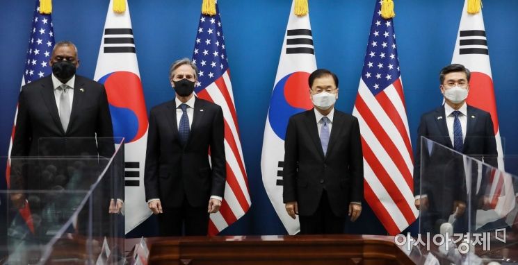 정의용 외교부 장관과 서욱 국방부 장관이 18일 오전 서울 종로구 외교부 청사에서 열린 한미 외교·국방장관회의에 앞서 토니 블링컨 미 국무장관, 로이드 오스틴 국방장관과 함께 기념촬영을 하고 있다./사진공동취재단