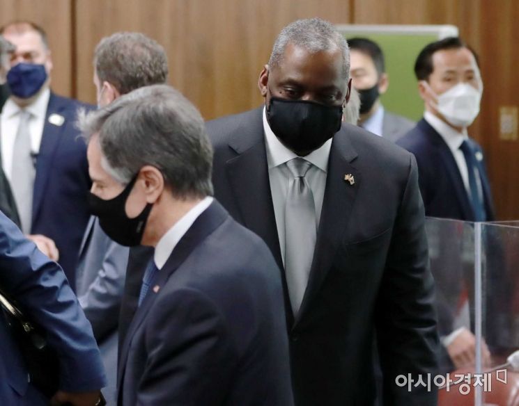 18일 오전 서울 종로구 외교부 청사에서 열린 한미 외교·국방장관회의에 앞서 토니 블링컨 미 국무장관, 로이드 오스틴 국방장관이 자리로 향하고 있다./사진공동취재단