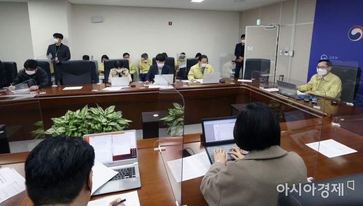 정종철 교육부 차관이 18일 정부세종청사에서 '2021학년도 학교 운영 현황 점검 결과와 향후 지원계획'을 발표했다.