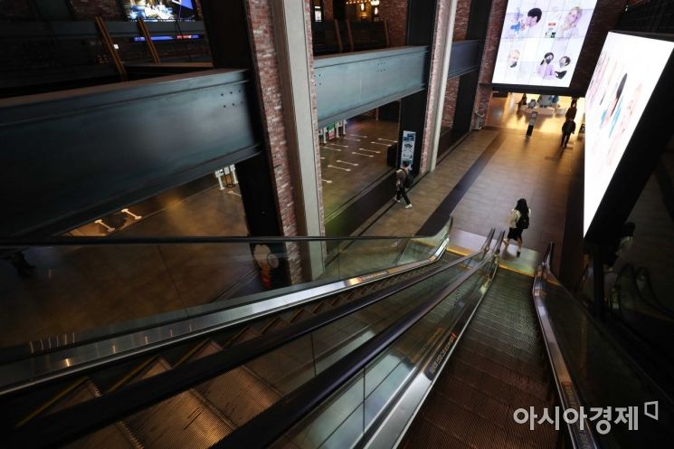 18일 서울 CGV 용산아이파크몰이 평소보다 한산하다. 이날 CGV는 코로나19 사태 장기화로 인한 위기 극복을 위해 다음달 2일부터 영화 관람료를 1천원 인상한다고 밝혔다. /문호남 기자 munonam@