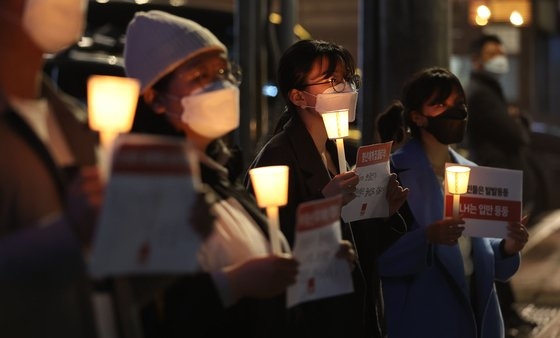 지난 15일 오후 서울 강남구 한국토지주택공사(LH) 서울지역본부 앞에서 열린 'LH 부동산 투기에 분노한 청년들 모여라 긴급 촛불집회'에서 한국청년연대와 청년진보당 등 참석자들이 촛불을 들고 있다./사진=연합뉴스