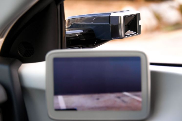 실물 드러낸 아이오닉5…넉넉한 공간·V2L에 ‘차박’ 적격