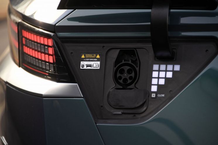 실물 드러낸 아이오닉5…넉넉한 공간·V2L에 ‘차박’ 적격