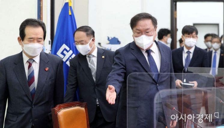 정세균 국무총리와 김태년 더불어민주당 대표 직무대행, 홍남기 경제부총리가 19일 국회에서 열린 부동산 투기 근절 대책 등을 위한 고위 당정청협의에 참석하고 있다./윤동주 기자 doso7@