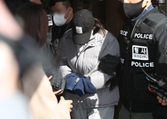 석 씨의 큰딸 김 씨가 지난달 12일 경북 김천시 대구지방법원 김천지원에서 구속영장 실질심사를 받고 나오고 있다. /연합뉴스