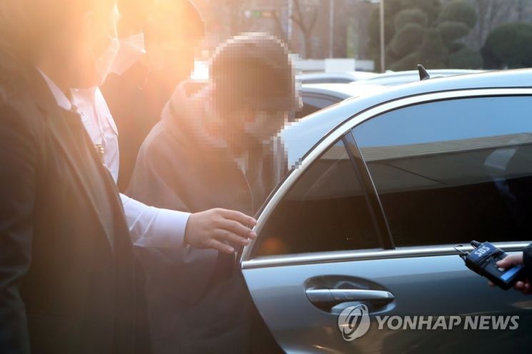 지난해 12월22일 땅 매입 과정에서 통장 잔고 증명서를 위조한 혐의 등을 받는 윤석열 검찰총장의 장모 최모 씨가 경기도 의정부시 가능동 의정부지방법원에 재판을 받기 위해 출석하고 있다. [이미지출처=연합뉴스]