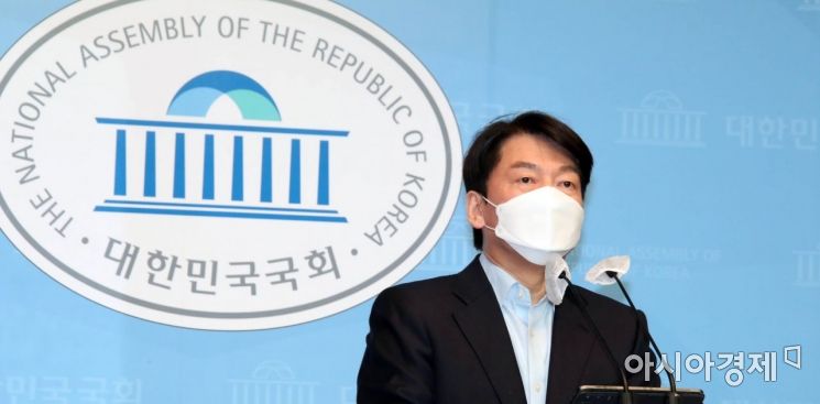 안철수 국민의당 서울시장 후보가 19일 국회 소통관에서 '오세훈 국민의힘 서울시장 후보와 단일화'와 관련한 기자회견을 갖고 있다./윤동주 기자 doso7@