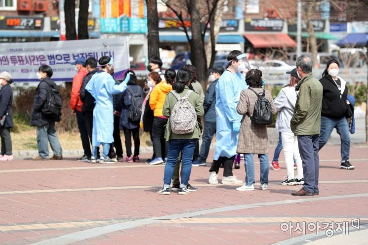 코로나19 확산세가 이어지고 있는 19일 서울 구로역 광장에 마련된 임시 선별진료소에서 시민과 외국인 등이 검체 검사를 받기 위해 대기하고 있다. /문호남 기자 munonam@