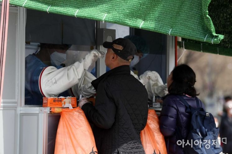 코로나19 확산세가 이어지고 있는 19일 서울 구로역 광장에 마련된 임시 선별진료소에서 시민과 외국인 등이 검체 검사를 받기 위해 대기하고 있다. /문호남 기자 munonam@