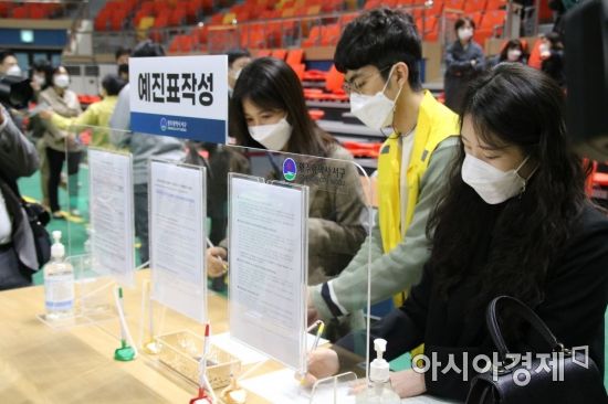 19일 광주광역시 서구 염주종합체육관에서 내달부터 이뤄질 화이자 백신 예방접종 모의훈련을 하고 있다.