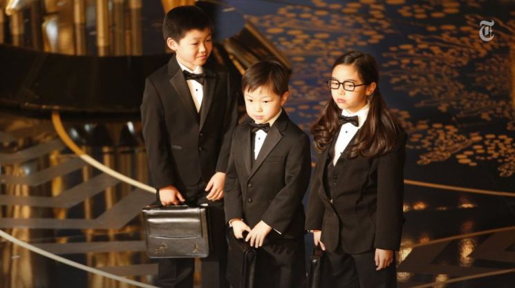 2016년 아카데미 시상식에서 정장을 입은 동양인 어린이들이 무대위로 올라온 모습 [사진출처=트위터]