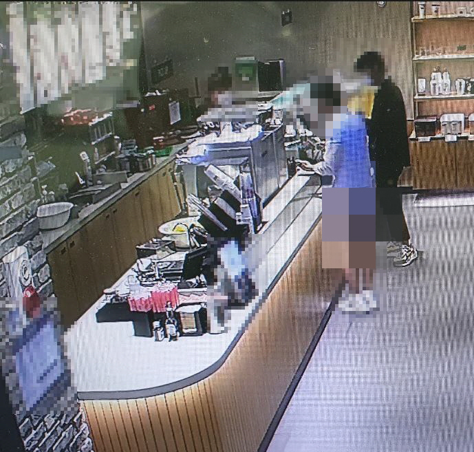엉덩이가 보이는 T팬티를 입고 커피 매장을 활보한 남성. [이미지출처=부산경찰청]