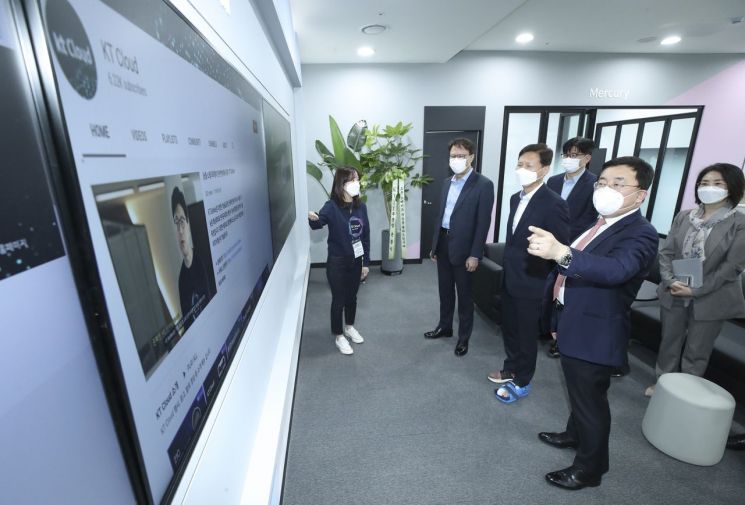 개소식에 참석한 KT 임원들이 클라우드 오픈 스페이스에 대한 설명을 듣고 있다.