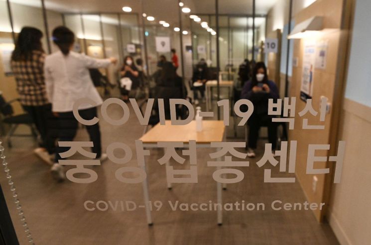 20일 종로구 국립중앙의료원 접종센터에서 코로나19 환자를 치료하는 의료기관 종사자에 대한 화이자 백신 2차 접종이 실시되고 있다. 접종 후 접종자들이 관찰실에서 이상반응 여부를 기다리고 있다. [이미지출처=연합뉴스]