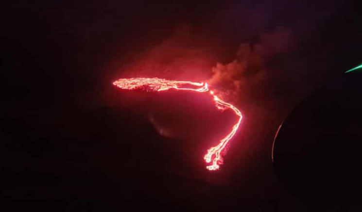 아이슬란드 레이자네스 반도의 파그라달스팔 근처에서 폭발한 화산. /사진=아이슬란드 기상청 사회관계망서비스(SNS) 영상 캡처