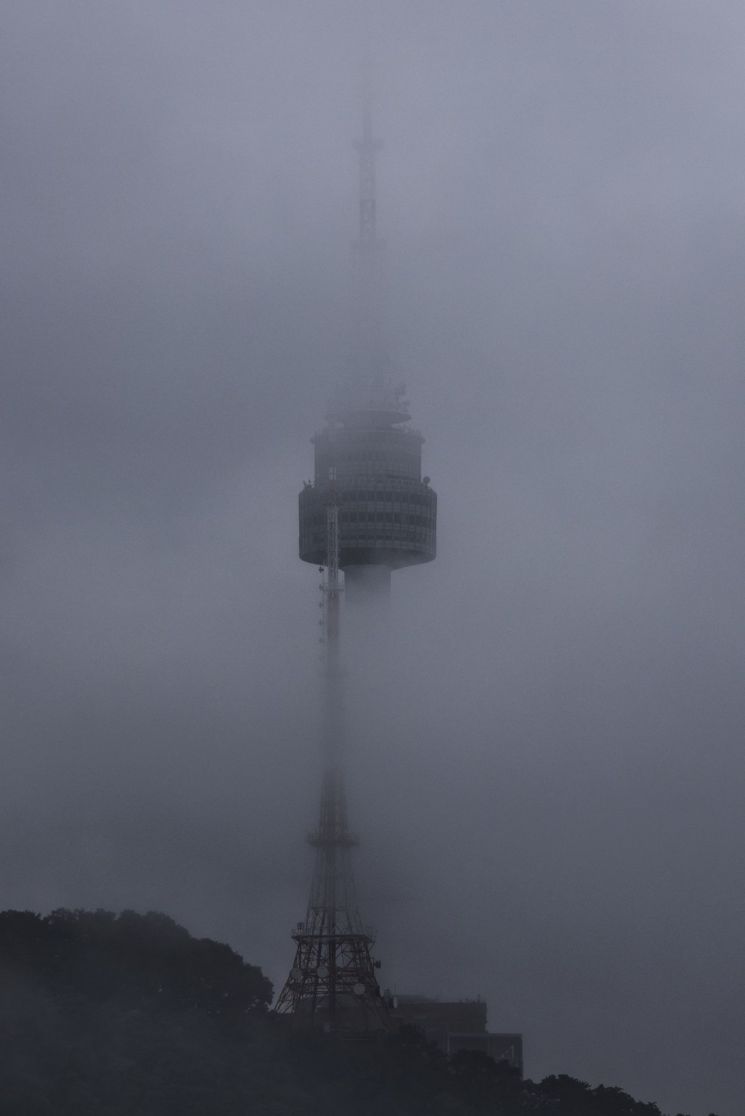지난 8월 29일 서울 남산타워가 비구름에 가려 있다. [이미지출처=연합뉴스]