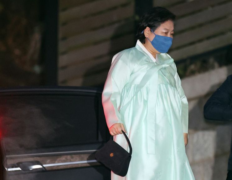 현정은 현대그룹 회장이 20일 정주영 현대그룹 명예회장의 20주기 제사가 치러지는 정 명예회장의 생전 청운동 자택으로 들어가고 있다. [이미지출처=연합뉴스]