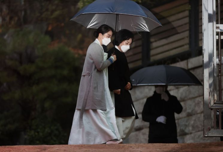 정대선 현대비에스앤씨 사장의 부인 노현정 전 아나운서와 어머니 이행자 씨가 20일 오후 정주영 현대그룹 명예회장의 20주기 제사가 치러지는 정 명예회장 생전 청운동 자택으로 들어가고 있다. [이미지출처=연합뉴스]