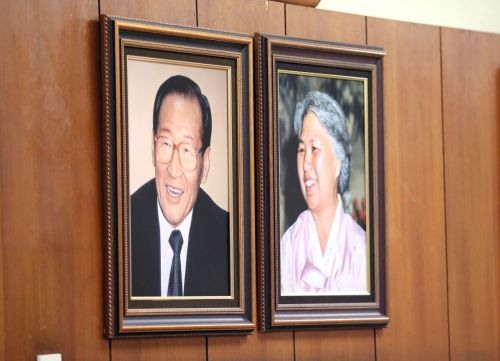 정주영 현대그룹 명예회장의 20주기 추모제사가 열린 20일 오후 서울 종로구 청운동 옛 자택이 공개됐다. 사진은 청운동 자택에 걸려있는 정주영 명예회장과 변중석 여사의 영정.

[사진제공 = 현대차그룹]