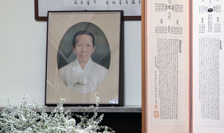정주영 현대그룹 명예회장의 20주기 추모제사가 열린 20일 오후 서울 종로구 청운동 옛 자택이 공개됐다. 사진은 정주영 명예회장의 어머니 한성실 여사 영정.

[사진제공 = 현대차그룹]