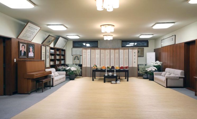 정주영 현대그룹 명예회장의 20주기 추모제사가 열린 20일 오후 서울 종로구 청운동 정 명예회장 옛 자택이 공개됐다. 사진은 청운동 자택 실내.

[사진제공 = 현대차그룹]