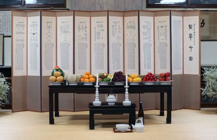 정주영 현대그룹 명예회장의 20주기 추모제사가 열린 20일 오후 서울 종로구 청운동 정 명예회장 옛 자택이 공개됐다. 사진은 정주영 명예회장 제사상

[사진제공 = 현대차그룹]