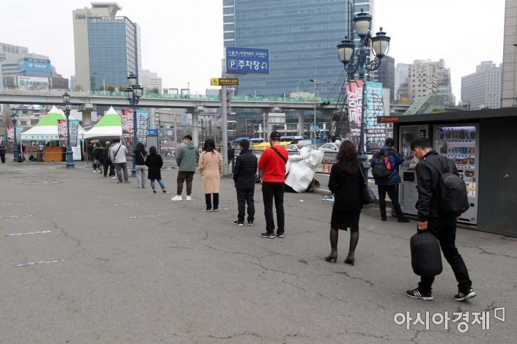 코로나19 확산이 이어지고 있는 21일 서울역 광장에 마련된 임시 선별검사소에서 시민들이 검사를 받기 위해 대기하고 있다. /문호남 기자 munonam@