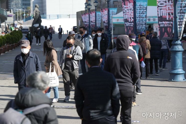 22일 서울역 광장에 마련된 코로나19 임시 선별검사소에서 시민들이 검체 검사를 받기 위해 대기하고 있다. /문호남 기자 munonam@