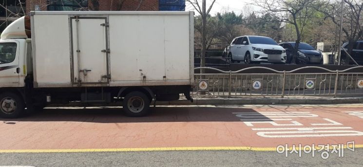 한 스쿨존에 화물차가 불법주정차돼있다. 최근 인천에서 화물차가 스쿨존에서 초등생일 치어 숨지게 하는 일도 일어났지만, 스쿨존에서의 사고 중 특히 화물차 사고는 운전자가 아예 초등생을 볼 수 없어, 사고는 더욱 치명적이다. 사진=한승곤 기자 hsg@asiae.co.kr