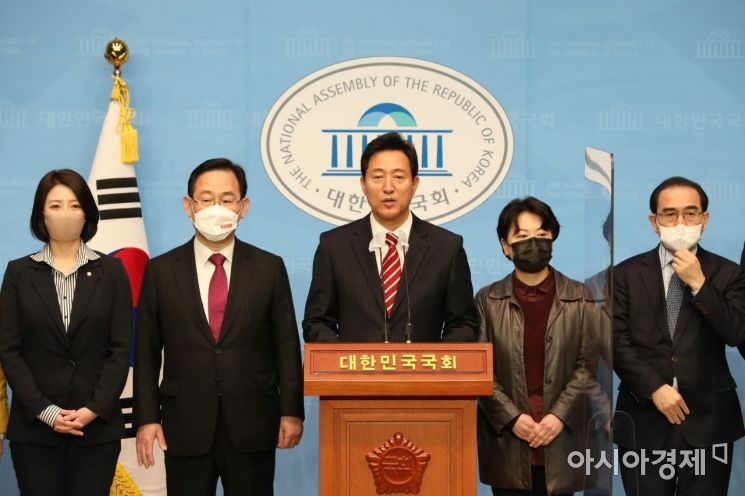 오세훈 국민의힘 서울시장 후보가 22일 국회 소통관에서 범야권 단일화와 관련한 기자회견을 갖고 있다./윤동주 기자 doso7@